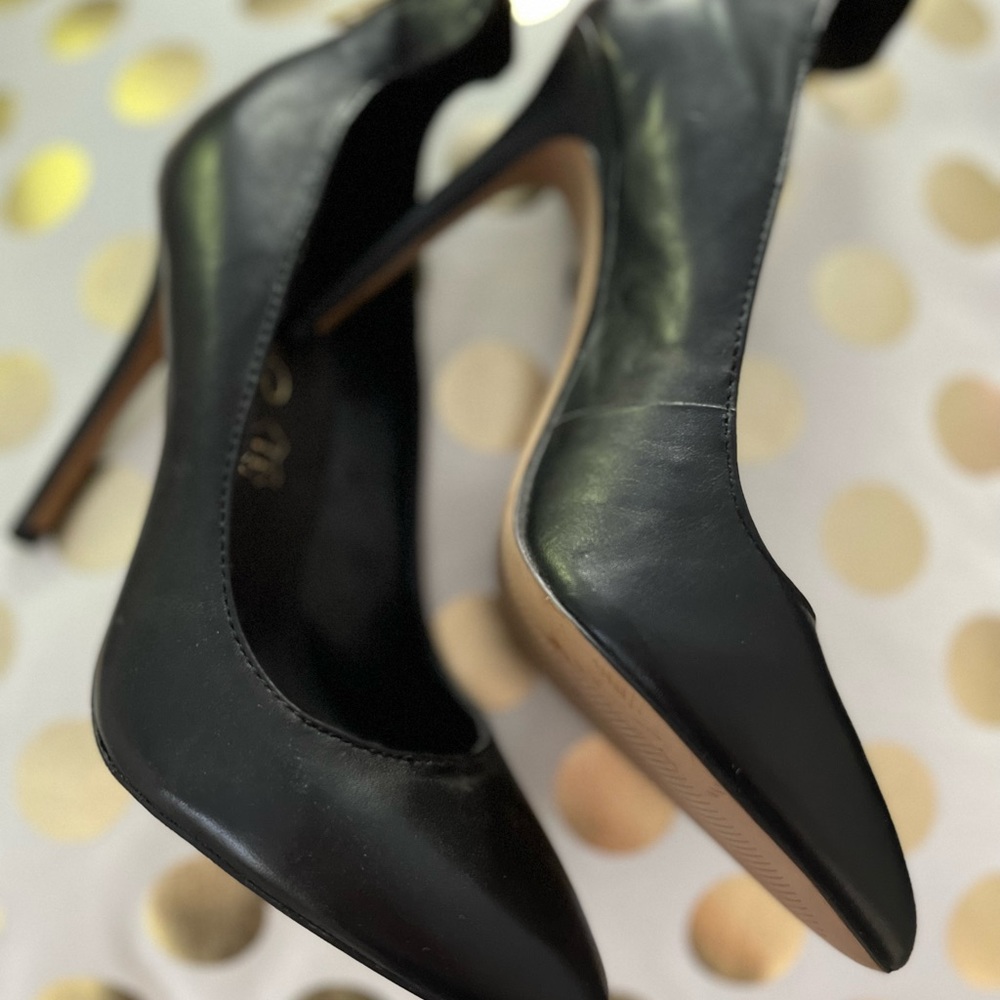 Cute gold zipper black Aldo heels in size 5.5